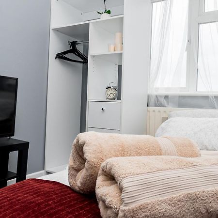 Shirley House 2, Self Catering Guest House, Self Check In, Smart Locks, 10 Min Walk To Southampton General, Aspire And Princess Anne Hospitals, Access To Fully Equipped Kitchen, Excellent Transport Links, Ideal For Longer Stays And Hospital Shifts מראה חיצוני תמונה