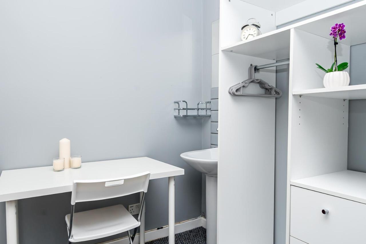 Shirley House 2, Self Catering Guest House, Self Check In, Smart Locks, 10 Min Walk To Southampton General, Aspire And Princess Anne Hospitals, Access To Fully Equipped Kitchen, Excellent Transport Links, Ideal For Longer Stays And Hospital Shifts מראה חיצוני תמונה