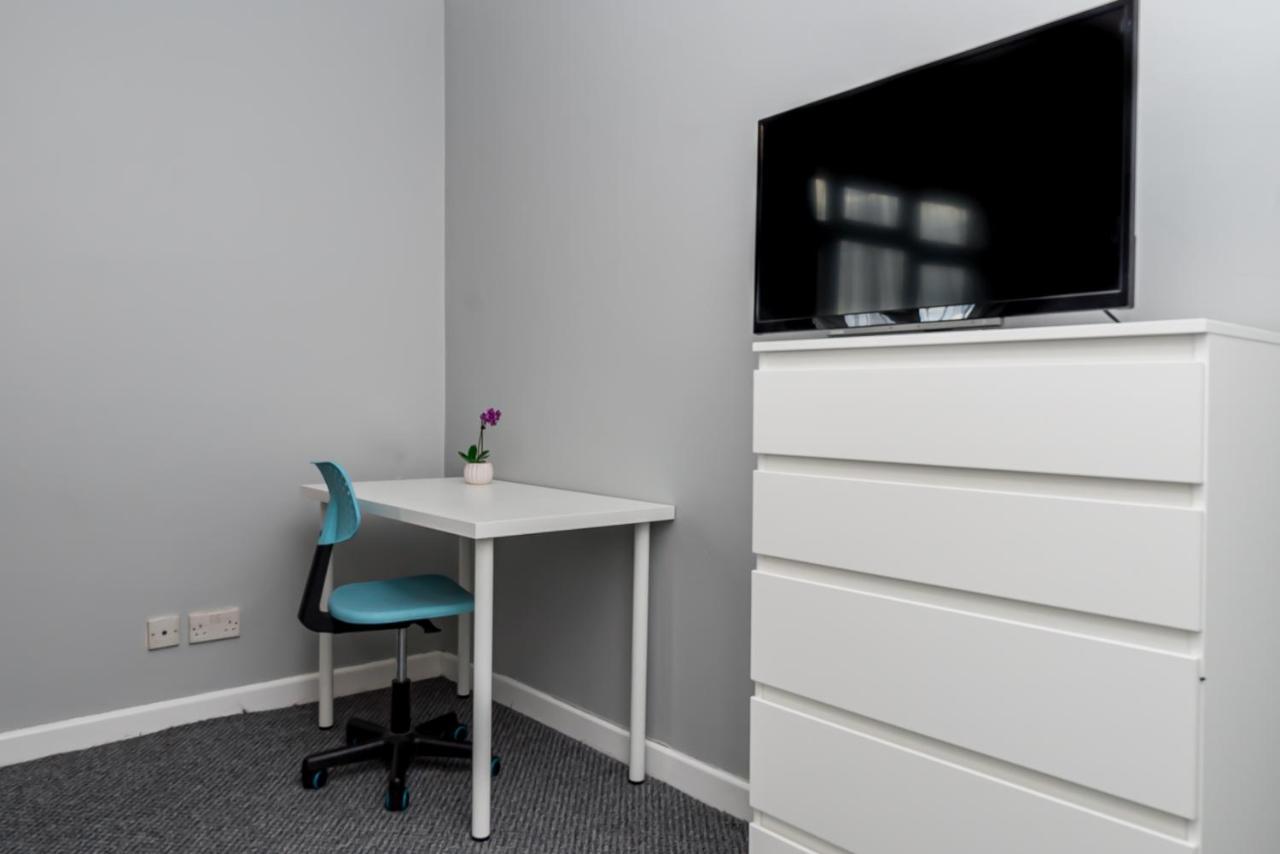 Shirley House 2, Self Catering Guest House, Self Check In, Smart Locks, 10 Min Walk To Southampton General, Aspire And Princess Anne Hospitals, Access To Fully Equipped Kitchen, Excellent Transport Links, Ideal For Longer Stays And Hospital Shifts מראה חיצוני תמונה