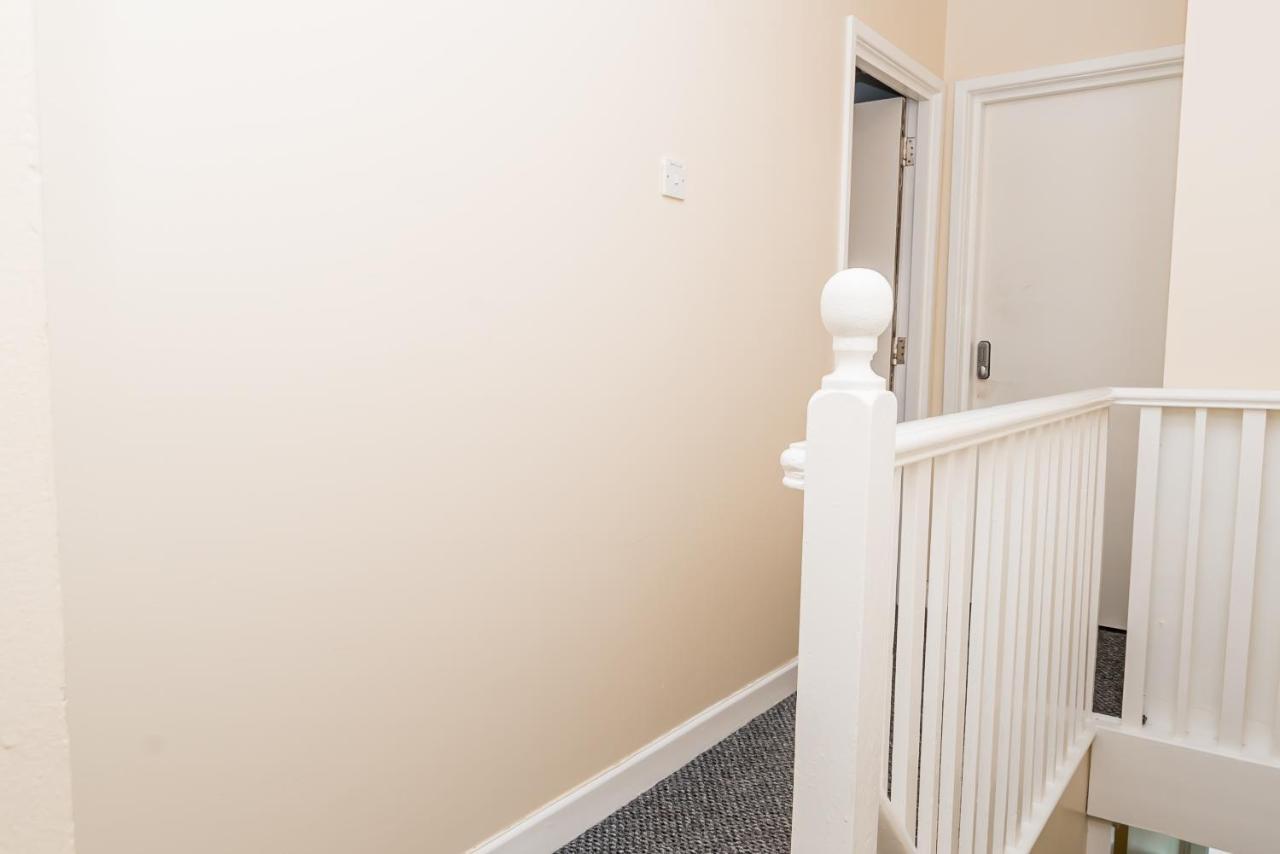 Shirley House 2, Self Catering Guest House, Self Check In, Smart Locks, 10 Min Walk To Southampton General, Aspire And Princess Anne Hospitals, Access To Fully Equipped Kitchen, Excellent Transport Links, Ideal For Longer Stays And Hospital Shifts מראה חיצוני תמונה