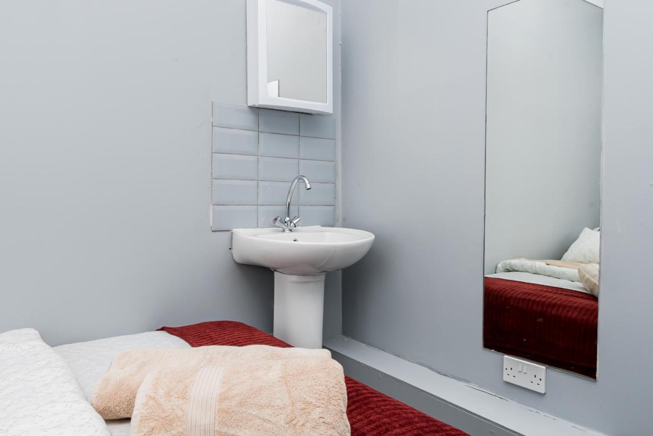 Shirley House 2, Self Catering Guest House, Self Check In, Smart Locks, 10 Min Walk To Southampton General, Aspire And Princess Anne Hospitals, Access To Fully Equipped Kitchen, Excellent Transport Links, Ideal For Longer Stays And Hospital Shifts מראה חיצוני תמונה