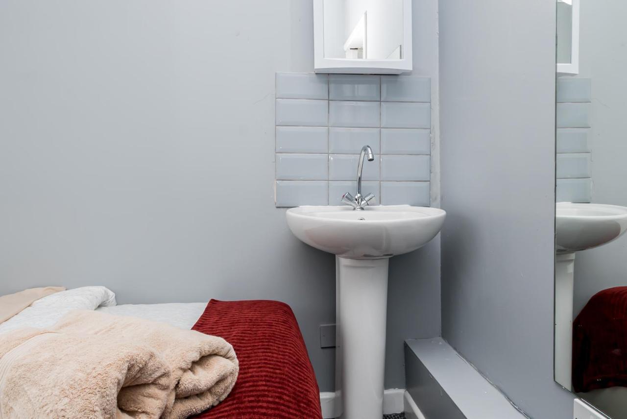 Shirley House 2, Self Catering Guest House, Self Check In, Smart Locks, 10 Min Walk To Southampton General, Aspire And Princess Anne Hospitals, Access To Fully Equipped Kitchen, Excellent Transport Links, Ideal For Longer Stays And Hospital Shifts מראה חיצוני תמונה