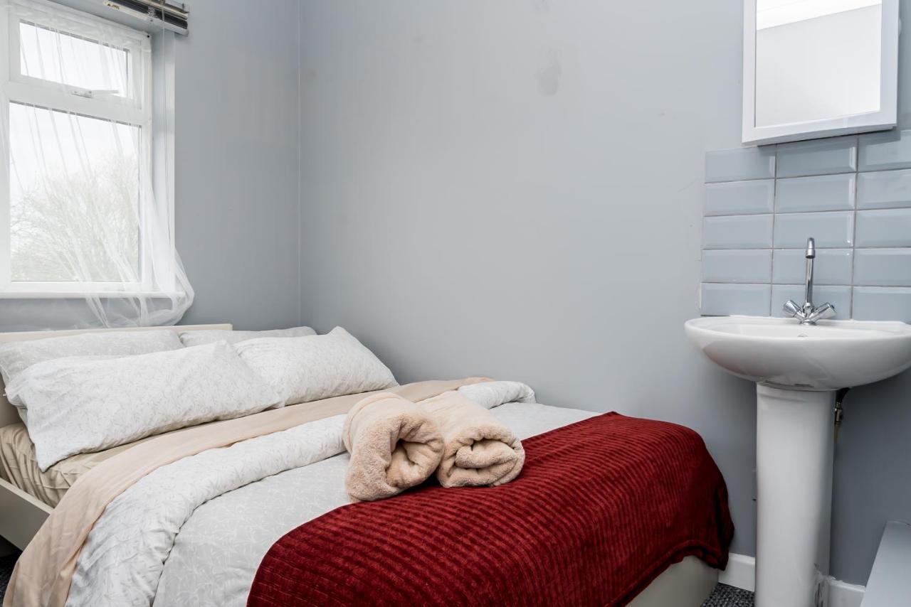 Shirley House 2, Self Catering Guest House, Self Check In, Smart Locks, 10 Min Walk To Southampton General, Aspire And Princess Anne Hospitals, Access To Fully Equipped Kitchen, Excellent Transport Links, Ideal For Longer Stays And Hospital Shifts מראה חיצוני תמונה