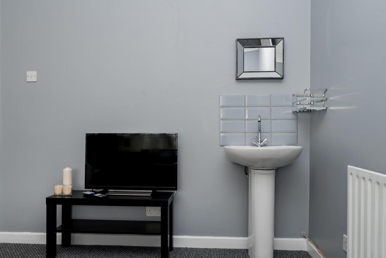 Shirley House 2, Self Catering Guest House, Self Check In, Smart Locks, 10 Min Walk To Southampton General, Aspire And Princess Anne Hospitals, Access To Fully Equipped Kitchen, Excellent Transport Links, Ideal For Longer Stays And Hospital Shifts מראה חיצוני תמונה