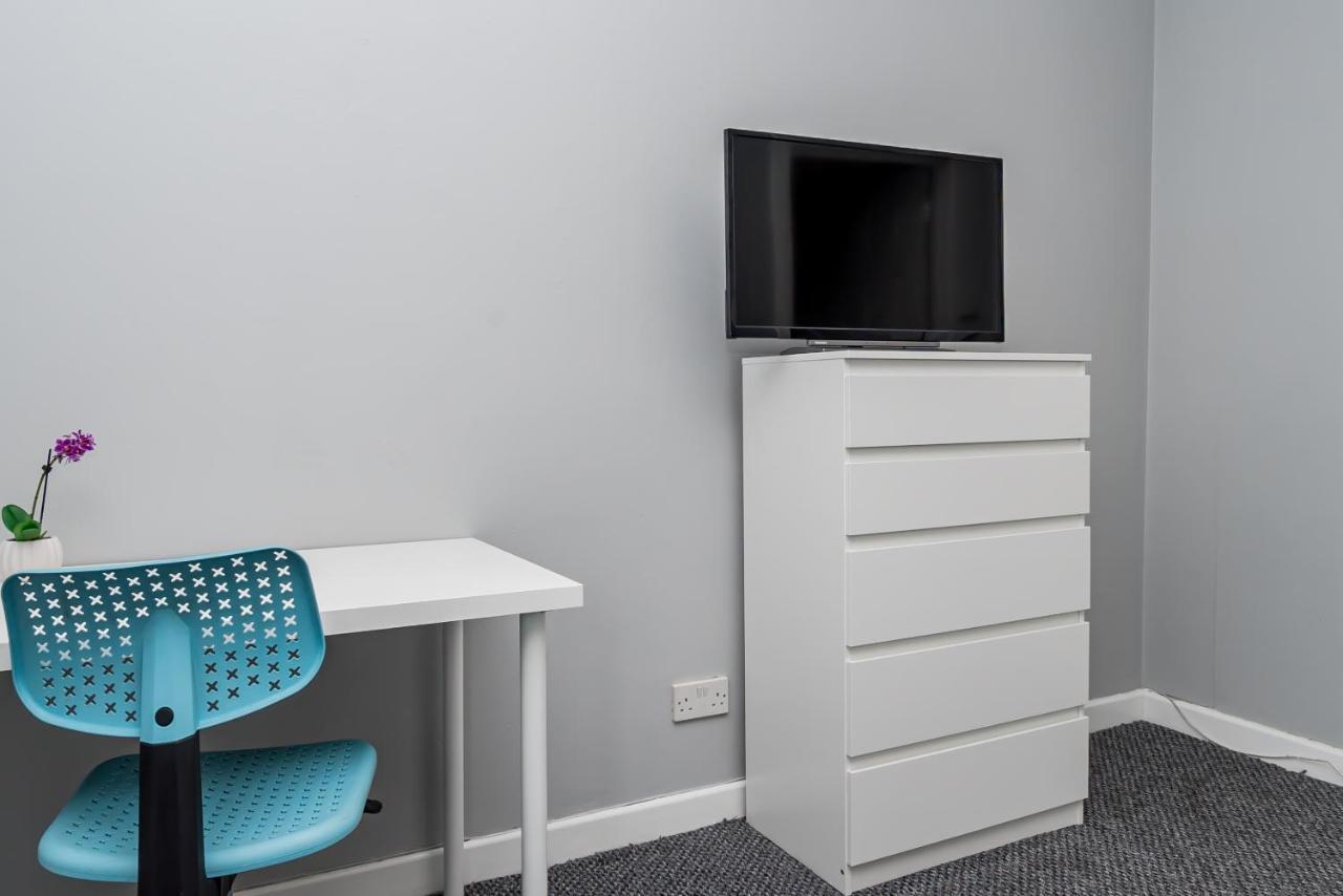 Shirley House 2, Self Catering Guest House, Self Check In, Smart Locks, 10 Min Walk To Southampton General, Aspire And Princess Anne Hospitals, Access To Fully Equipped Kitchen, Excellent Transport Links, Ideal For Longer Stays And Hospital Shifts מראה חיצוני תמונה